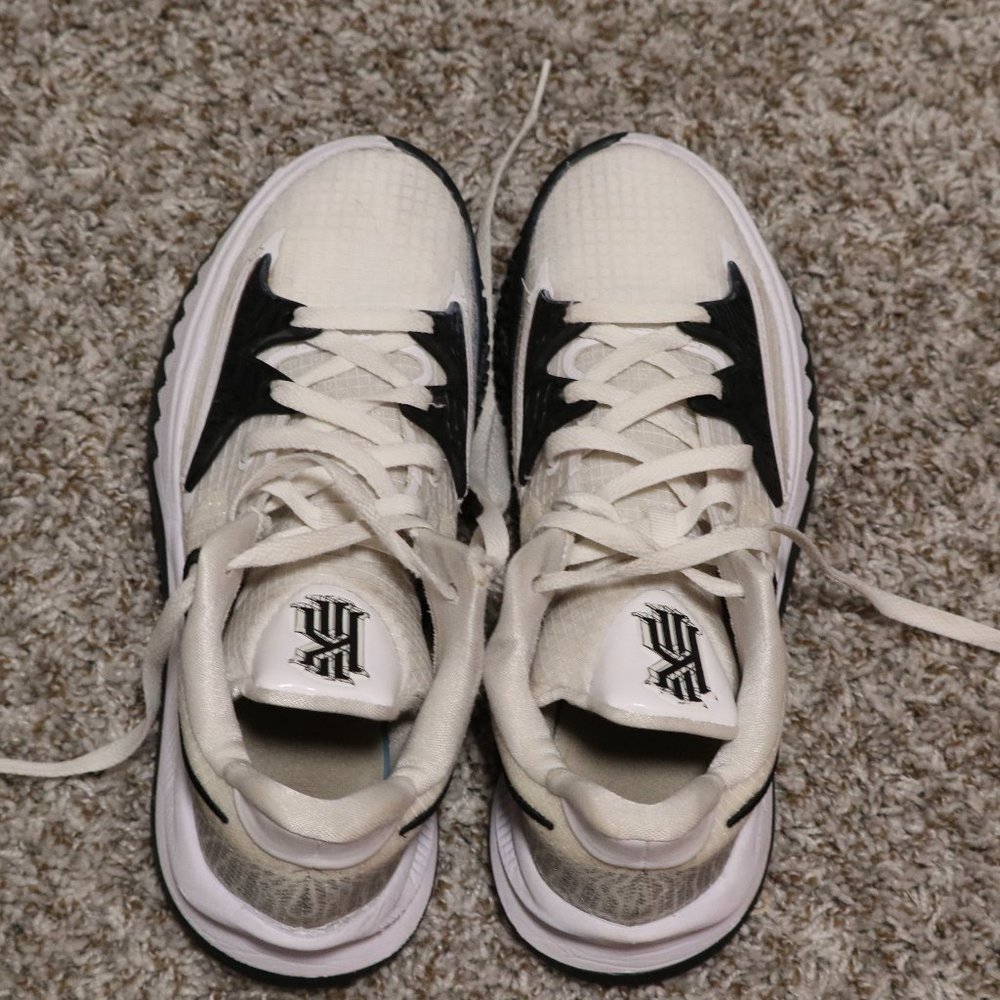 Kyrie Low White Basketball Shoes | Size 8
